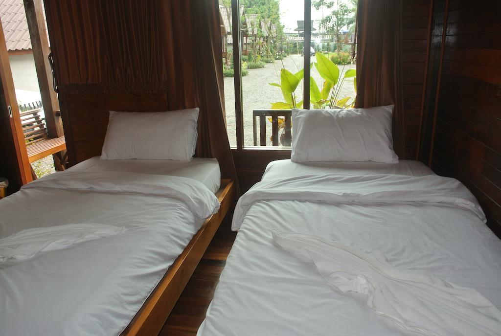 Ruenthong Resort Surat Thani Room photo
